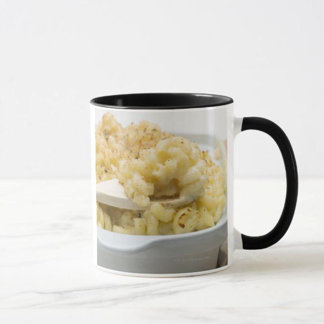 Makkaronikäse im Backenteller mit hölzernem Tasse (Rechts)