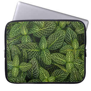 Makro-Foto von grün blättrigen Pflanze Laptopschutzhülle