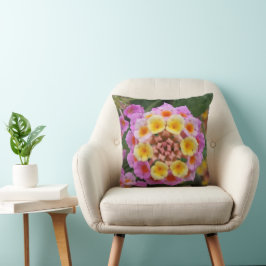 Makro: Rosa und gelbe Lantana-Blume Kissen