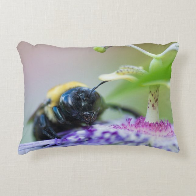 Makroaufnahme der Hummel Dekokissen (Vorderseite)