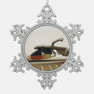 Makroaufnahme der Patrone - Schneeflocken Zinn-Ornament