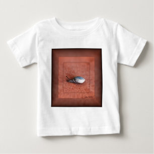 Makroaufnahme der Schnecke auf der Terracotta Baby T-shirt