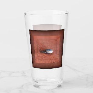 Makroaufnahme der Schnecke auf der Terracotta Glas