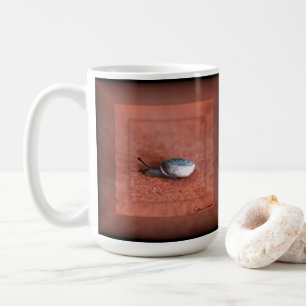 Makroaufnahme der Schnecke auf der Terracotta Kaffeetasse