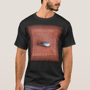 Makroaufnahme der Schnecke auf der Terracotta T-Shirt