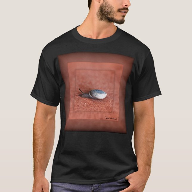 Makroaufnahme der Schnecke auf der Terracotta T-Shirt (Vorderseite)