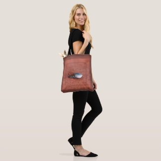 Makroaufnahme der Schnecke auf der Terracotta Tasche