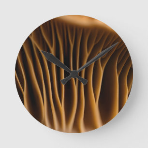Makroaufnahme von goldbraunen Lamellen eines Pilze Runde Wanduhr