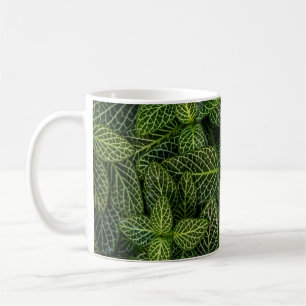 MAKROFOTO DER GRÜNEN GELEISTETEN PFLANZE KAFFEETASSE