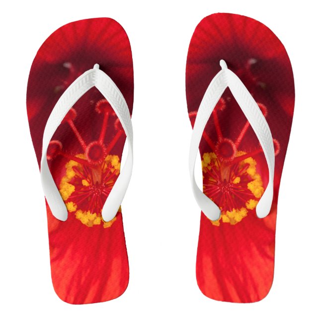 MakroFoto der roten Hibiskus-Blume drehen an Flip Flops (Fußbett)