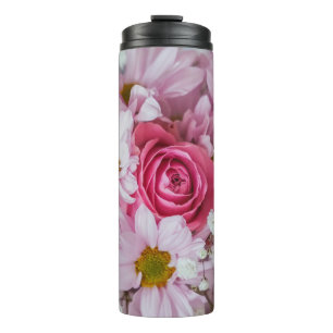 MAKROFOTOGRAFIE EINER ROSAFARBENEN ROSE THERMOSBECHER