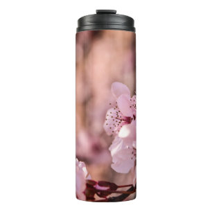MAKROFOTOGRAFIE VON BLOMENBLÜTTERBLUMEN THERMOSBECHER