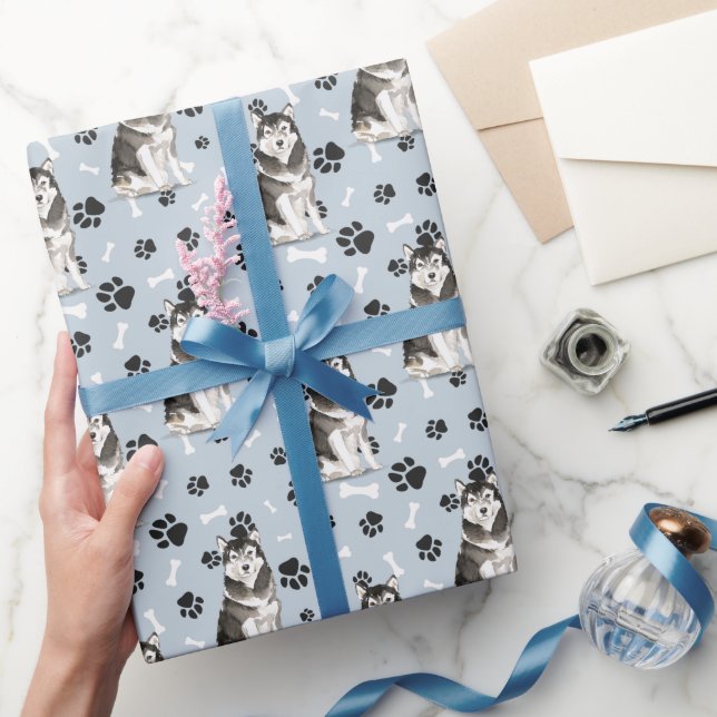 Malamute Dog Paw Print Pattern auf Silver Blue Geschenkpapier (Schenken)