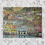 Malcesine am Gardasee Von Gustav Klimt<br><div class="desc">Malcesine am Gardasee (1913) von Gustav Klimt ist ein Vintages Viktorianisches Jugendstil-Gemälde, das sich durch seine Jugendstilkunst auszeichnet. Eine schöne Aussicht auf die italienische Stadt Malcesine mit Gebäude und Häusern am Rande des Hafens. Die Zuhause und Boote reflektieren das ruhige Wasser. Sie können die Mauern des Castello Schlosses auf dem...</div>