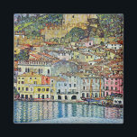 Malcesine am Gardasee Von Gustav Klimt Magnet<br><div class="desc">Malcesine am Gardasee (1913) von Gustav Klimt ist ein Vintages Viktorianisches Jugendstil-Gemälde, das sich durch seine Jugendstilkunst auszeichnet. Eine schöne Aussicht auf die italienische Stadt Malcesine mit Gebäude und Häusern am Rande des Hafens. Die Zuhause und Boote reflektieren das ruhige Wasser. Sie können die Mauern des Castello Schlosses auf dem...</div>