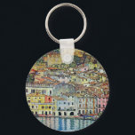 Malcesine am Gardasee Von Gustav Klimt Schlüsselanhänger<br><div class="desc">Malcesine am Gardasee (1913) von Gustav Klimt ist ein Vintages Viktorianisches Jugendstil-Gemälde, das sich durch seine Jugendstilkunst auszeichnet. Eine schöne Aussicht auf die italienische Stadt Malcesine mit Gebäude und Häusern am Rande des Hafens. Die Zuhause und Boote reflektieren das ruhige Wasser. Sie können die Mauern des Castello Schlosses auf dem...</div>