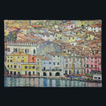 Malcesine am Gardasee Von Gustav Klimt Tischset<br><div class="desc">Malcesine am Gardasee (1913) von Gustav Klimt ist ein Vintages Viktorianisches Jugendstil-Gemälde, das sich durch seine Jugendstilkunst auszeichnet. Eine schöne Aussicht auf die italienische Stadt Malcesine mit Gebäude und Häusern am Rande des Hafens. Die Zuhause und Boote reflektieren das ruhige Wasser. Sie können die Mauern des Castello Schlosses auf dem...</div>