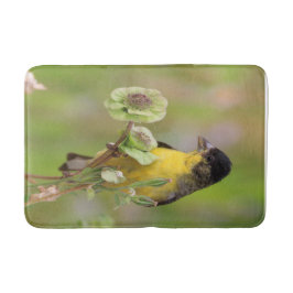 Male Goldfinch steht auf Blume Badematte