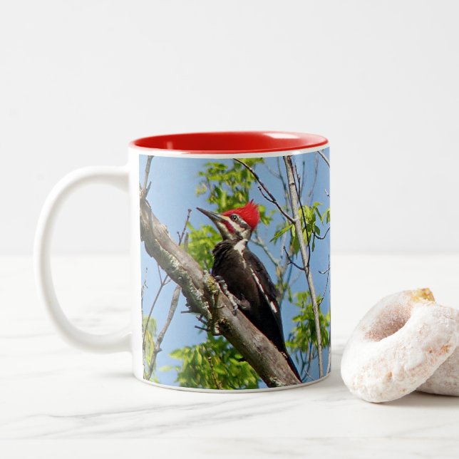 Male Pileated Woodpecker Zweifarbige Tasse (Mit Donut)