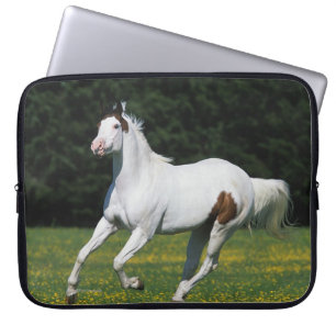 Malen Sie das Pferd, das in grasartiges Feld läuf Laptopschutzhülle