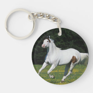 Malen Sie das Pferd, das in grasartiges Feld läuf Schlüsselanhänger