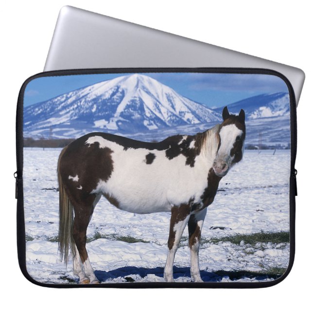 Malen Sie Pferd stehend im Schnee Laptopschutzhülle (Vorderseite)