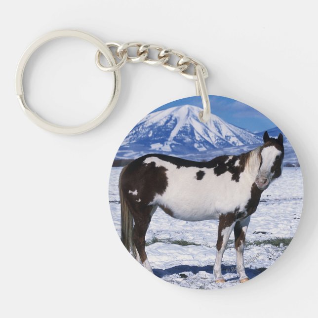 Malen Sie Pferd stehend im Schnee Schlüsselanhänger (Vorderseite)