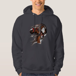Malen Sie Pferd und versieht Shirt mit Federn