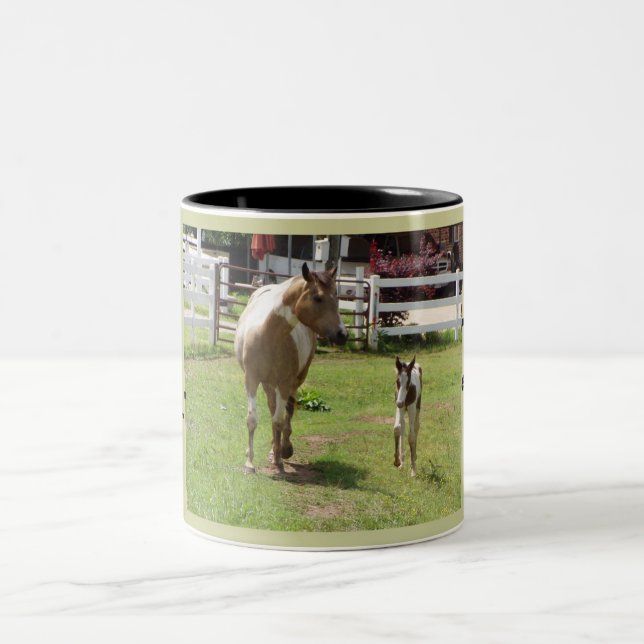 Malen Sie Stute und Fohlen Zweifarbige Tasse (Mittel)