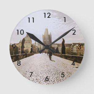 Malerei der Karlsbrücke in Prag bei Sonnenaufgang Runde Wanduhr