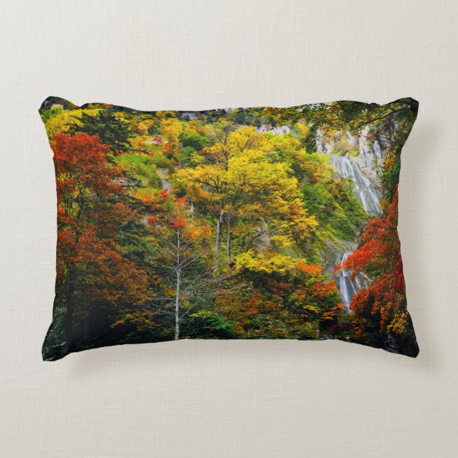 Malerische Aussicht auf Fall Hagoromo Falls Hokkai Dekokissen (Vorderseite)