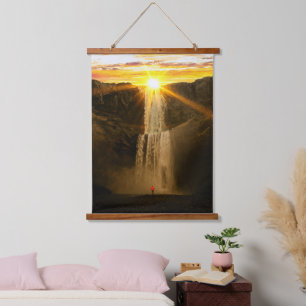 Malerische Natur - Wasserfall im Sonnenuntergang Wandteppich Mit Holzrahmen