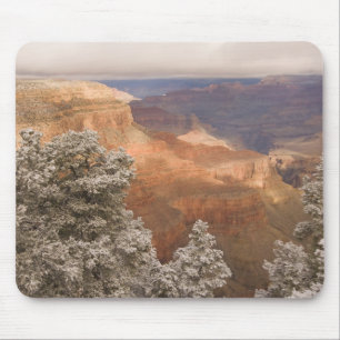 Malerische schneebedeckte Winterlandschaft entlang Mousepad