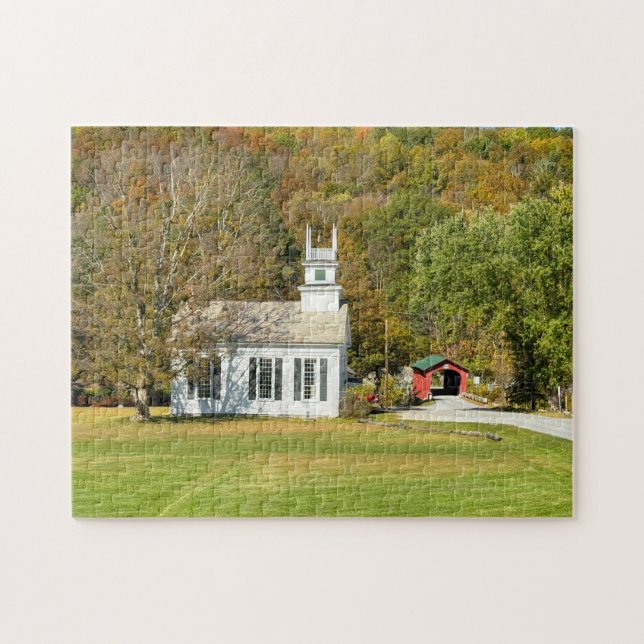 Malerische weiße Kirche und überdachte Brücke (Horizontal)