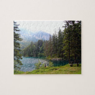 Malerischer alpiner Wald- und See-Foto