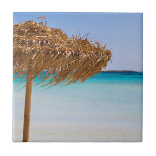 Malerischer tropischer Strand mit Strohdach-Schirm Fliese