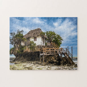 Malerisches Haus auf einem tropischen Korallenriff