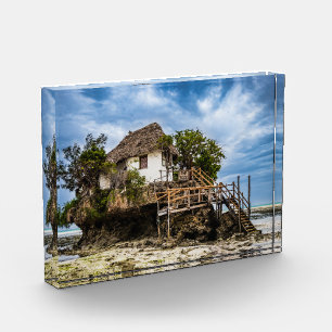 Malerisches Haus auf einem tropischen Korallenriff Fotoblock