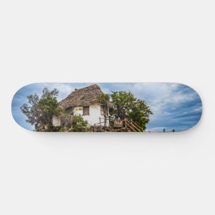 Malerisches Haus auf einem tropischen Korallenriff Skateboard