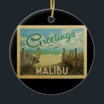 Malibu Beach Vintage Travel Keramik Ornament<br><div class="desc">Diese Grüße aus Malibu Vintage Postkarte Design verfügt über einen Sandstrand mit einem schönen türkisfarbenen Ozean Wasser und über dem Meer,  einen blauen Himmel mit billigen weißen Wolken. Im Vintage Reisen Stil.</div>