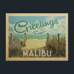 Malibu Beach Vintage Travel Postkarte<br><div class="desc">Diese Grüße aus Malibu Vintage Postkarte Design verfügt über einen Sandstrand mit einem schönen türkisfarbenen Ozean Wasser und über dem Meer,  einen blauen Himmel mit billigen weißen Wolken. Im Vintage Reisen Stil.</div>