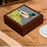 Mallard Duck Wildlife Foto Erinnerungskiste<br><div class="desc">Für Tier- und Naturliebhaber! In dieser hölzernen Geschenkboxen können Sie Schmuck,  Schmuck und andere kleine Pfannkuchen in der Keramik aufbewahren,  die das Foto einer grünen,  männlichen Mallard-Ente darstellt. Wählen Sie Ihre Geschenkboxen und Farbe.</div>