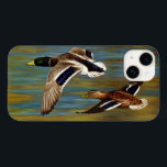 Mallard Enten fliegen über Teich Case-Mate iPhone Hülle<br><div class="desc">Männliche und weibliche Stockenten fliegen über einen goldenen Teich,  Wasser-Rippling,  um die Farben der Hintergrund Herbstblätterung in der Sonne leuchten. Realistische Kunstwerke,  die aus einer Ölmalerei des Künstlers Crista S. Forest entstanden sind.</div>