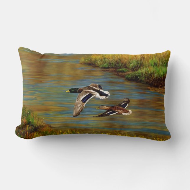 Mallard Enten fliegen über Teich Lendenkissen (Vorderseite)