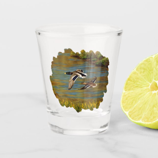 Mallard Enten fliegen über Teich Schnapsglas (Vorderseite)