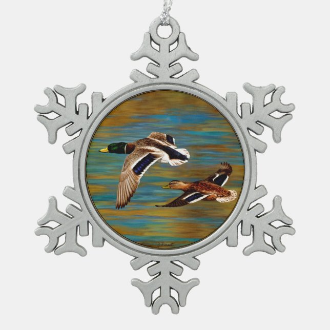 Mallard Enten fliegen über Teich Schneeflocken Zinn-Ornament (Vorderseite)