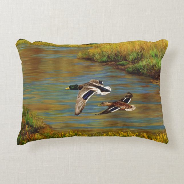 Mallard Enten fliegen über Teich Zierkissen (Vorderseite)