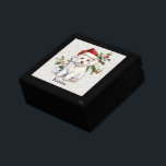 Maltese Dog Christmas Holly Erinnerungskiste<br><div class="desc">Das Bild auf dem Deckel dieser niedlichen Holiday Geschenkboxen ist von einem hübschen kleinen maltesischen Hund mit einem rot-weißen Hut aus dem Weihnachtsmann. Hinter ihm steht ein Gezeter aus heiligen und roten Beeren. Kleine Goldkonfetti auf einem blasssilbernen Hintergrund geben dem Design ein wenig Glitzer. Ihr Name oder ein anderer benutzerdefinierter...</div>