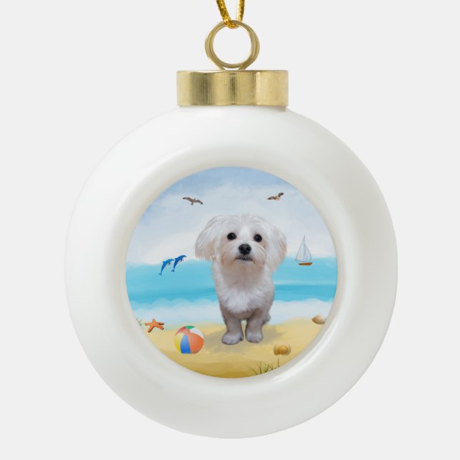 Maltese Dog on Beach Keramik Kugel-Ornament (Vorderseite)