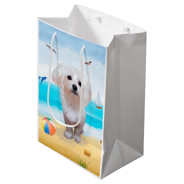 Malteser Hund am Strand Mittlere Geschenktüte (Vorderseite Schrägansicht)